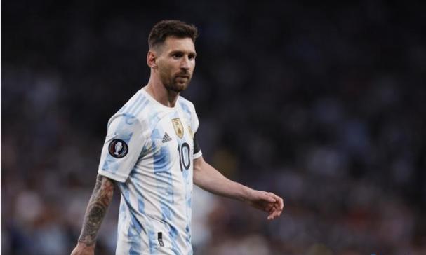 郑智化深圳机场事件反转：视频显示工作人员协助，舆论两极分化